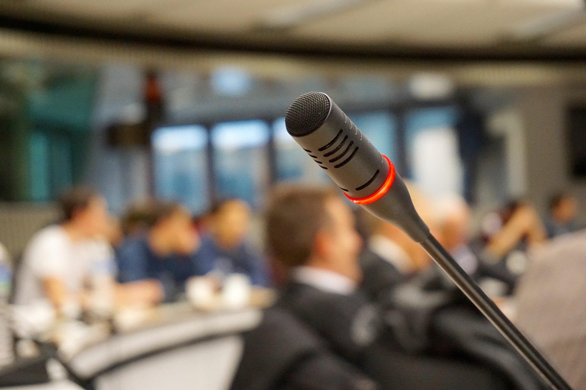 Mikrofon w sali konferencyjnej