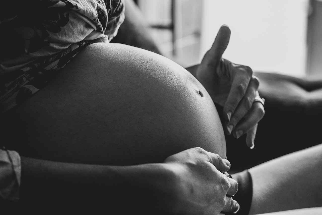 Kobieta w ciąży zaczyna poród